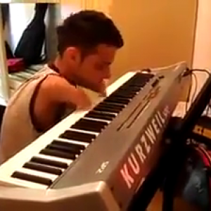 Amazing Handless Piano Player